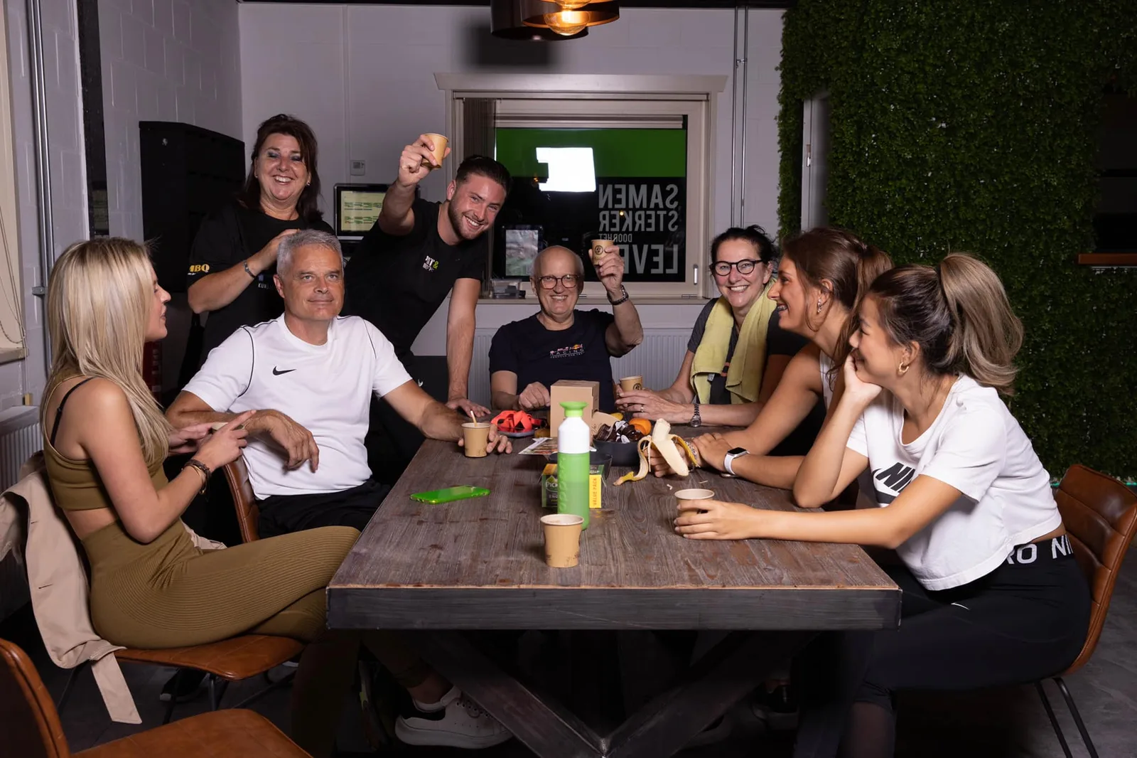 Leden en coaches drinken samen koffie bij Sport & Slankstudio Dordrecht