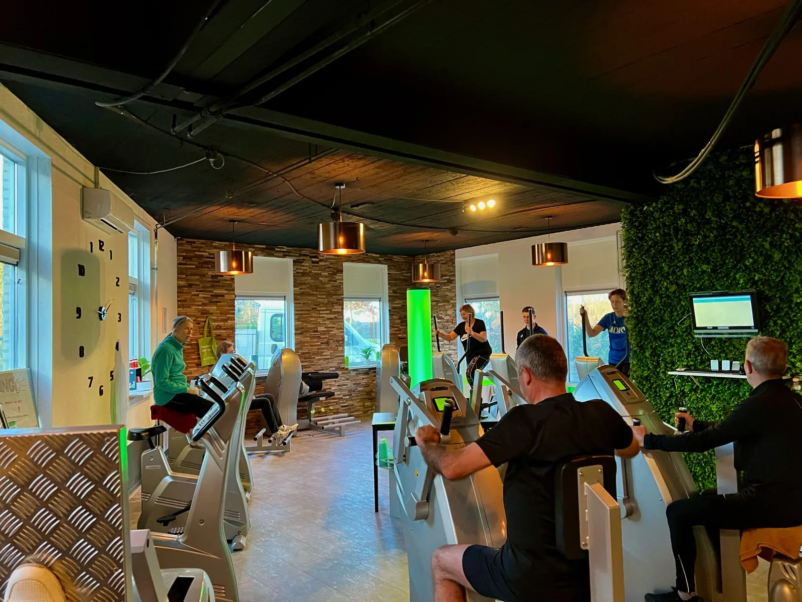 Mannen trainen samen op de Milon Cirkel bij Sport & Slankstudio Dordrecht
